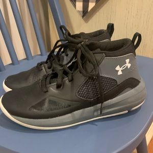 Under Armour Boys 🏀 Basketball Shoes Black size 2